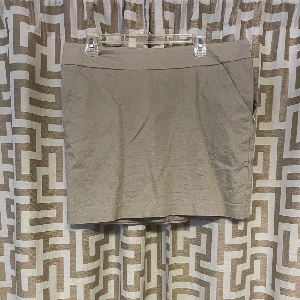 Khaki skirt with pockets.